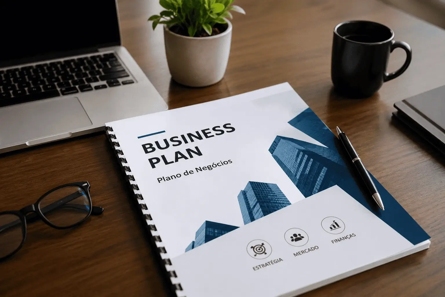 Documento impresso de plano de negócios (business plan) sobre mesa de escritório, ao lado de laptop, óculos e café, com ícones de estratégia, mercado e finanças.