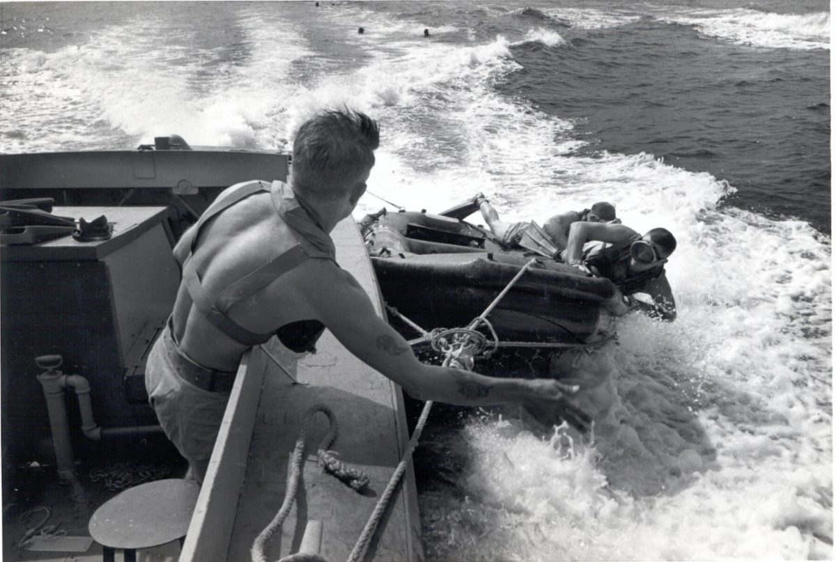 Navy seals em treinamento no mar